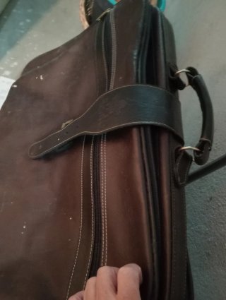 Maleta de viaje marrón con correas