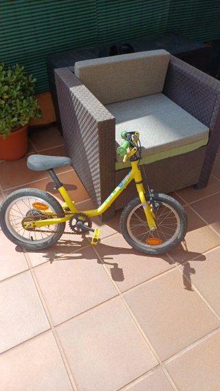 Bicicleta infantil amarilla con ruedines