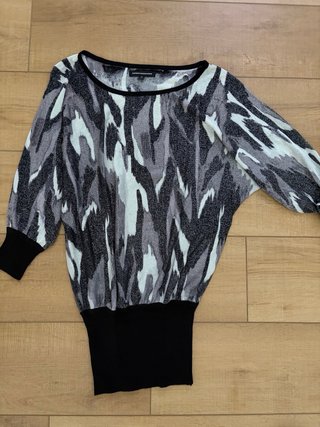 Blusa estampada gris y blanca