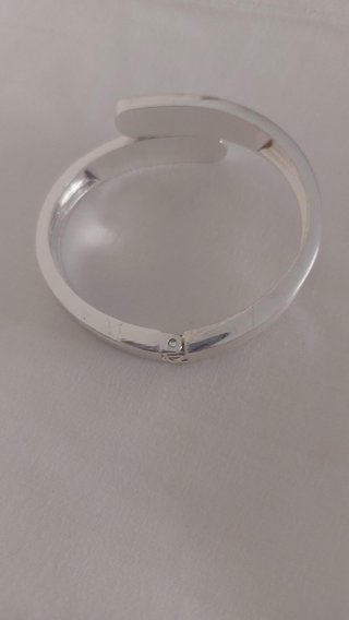 Pulsera tipo brazalete plateado rígido diseño