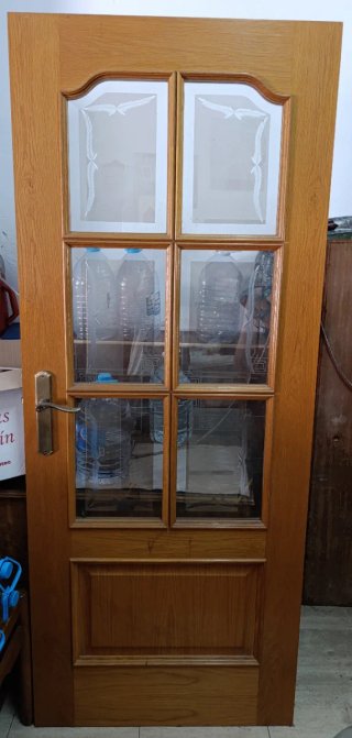 Puertas de madera con cristales decorados