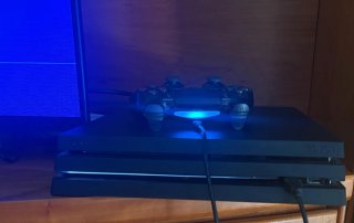 Sony PS4 Pro Negra, mandos y juegos.