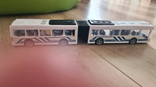 Autobús articulado de juguete.