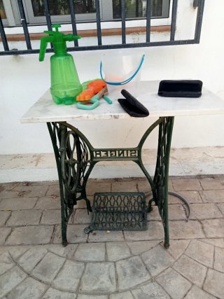 Mesa vintage con pie original de máquina de coser