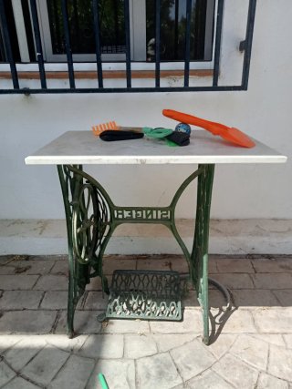 Mesa vintage con pie original de máquina de coser