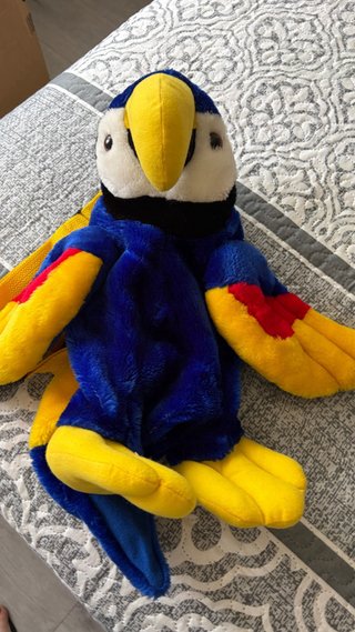 Mochila loro azul y amarillo. Nueva