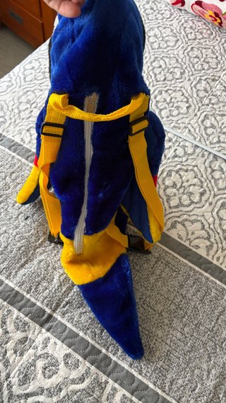 Mochila loro azul y amarillo. Nueva