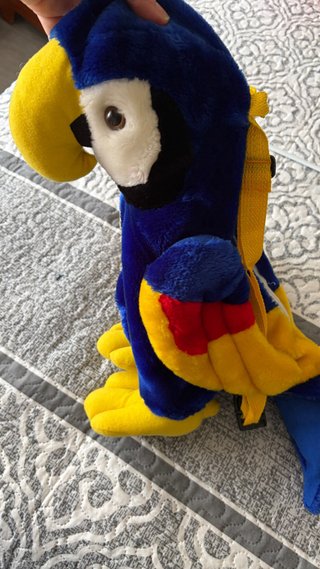 Mochila loro azul y amarillo. Nueva
