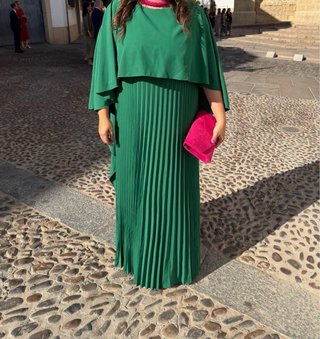 Vestido largo verde con capa y plisado