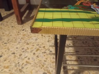 Tavolo vintage giapponese con piastrelle