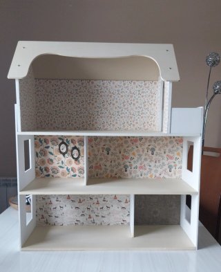 Casa de muñecas reformada con muebles