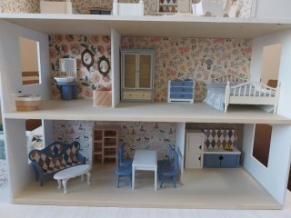 Casa de muñecas reformada con muebles