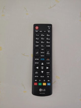 TV LG Negra med  74 ancho x 43 alto x 0,05 fondo