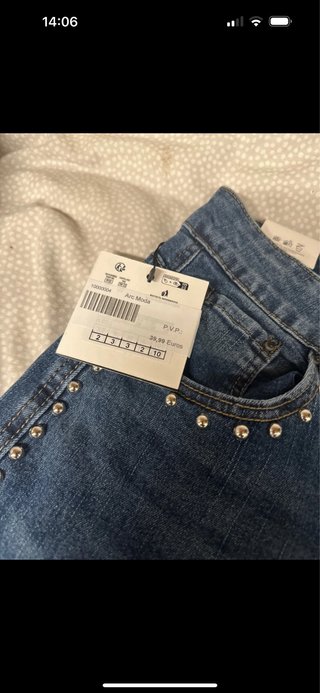 Pantalón tejano ancho con tachuelas