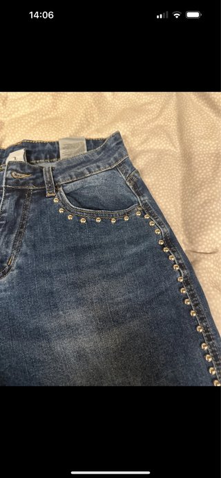 Pantalón tejano ancho con tachuelas