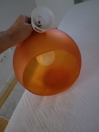 Lámpara globo naranja y bombilla LED