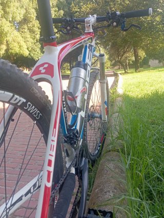 Bicicleta CUBE elite de carbono