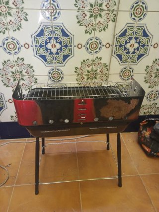 Barbacoa de metal negra y plateada