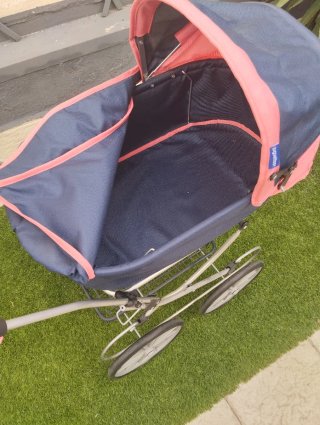 Carrito de bebé de juguete