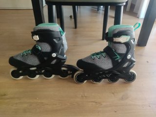 Patines en línea grises y turquesa