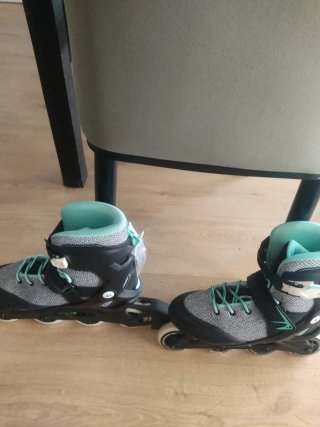 Patines en línea grises y turquesa