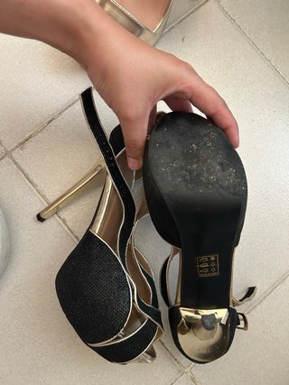 Tacones negros y dorados Talla 38