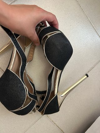 Tacones negros y dorados Talla 38
