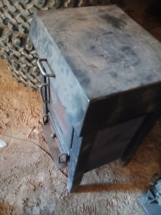 Estufa de leña metálica
