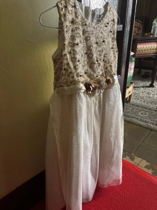 Vestido de fiesta dorado y blanco