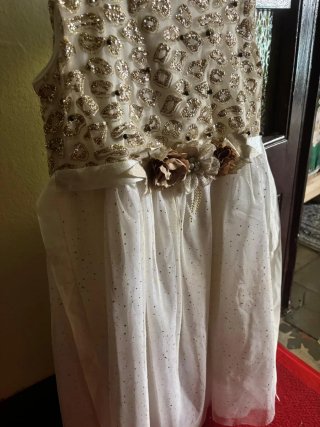 Vestido de fiesta dorado y blanco