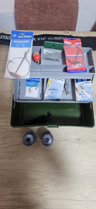 Caña de pescar con su caja y sus accesorios.
