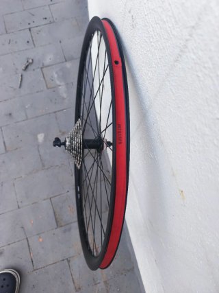 Rueda trasera carretera con piñonera