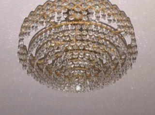 Lámpara de cristal de roca dorada
