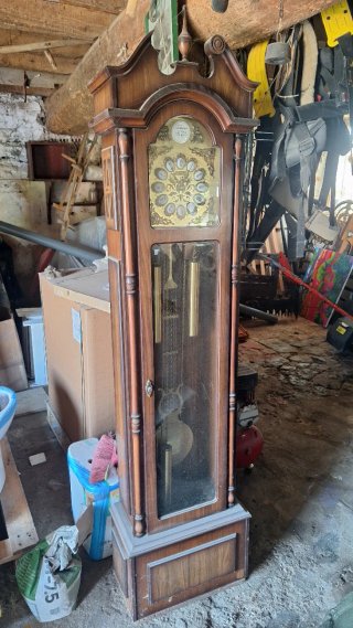 Reloj de pie antiguo funcionando