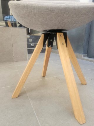 Silla de gris con patas de madera giratoria
