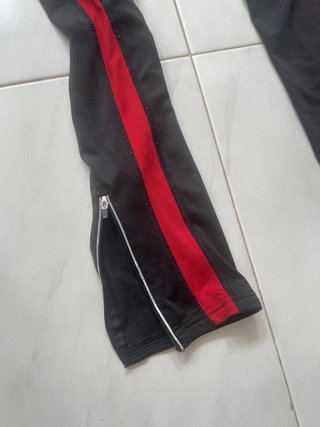 Pantalón chándal negro con raya roja