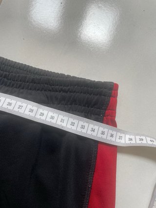 Pantalón chándal negro con raya roja