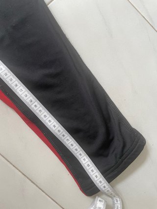 Pantalón chándal negro con raya roja