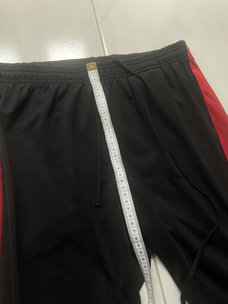 Pantalón chándal negro con raya roja