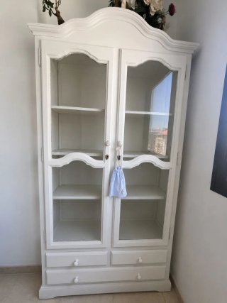 Vitrina blanca con puertas de cristal