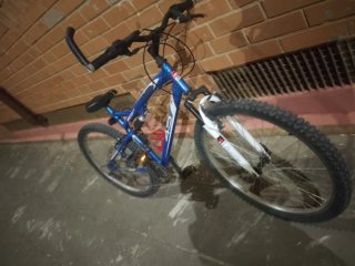 Bicicleta de montaña azul