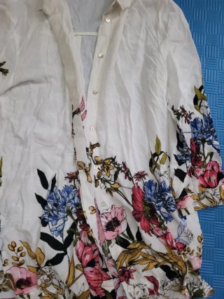 Blusa Stradivarius floral blanca talla M