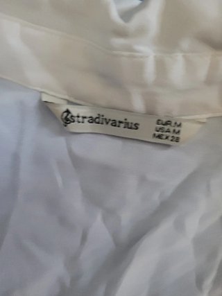 Blusa Stradivarius floral blanca talla M