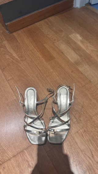 Sandalias doradas Stradivarius