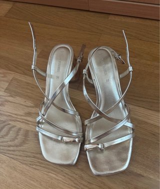 Sandalias doradas Stradivarius