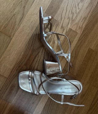 Sandalias doradas Stradivarius