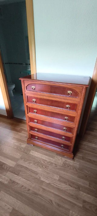 Cómoda de madera para dormitorio.
