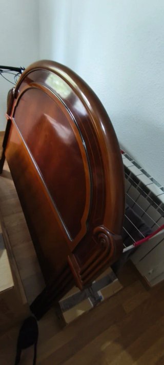 Cómoda de madera para dormitorio.