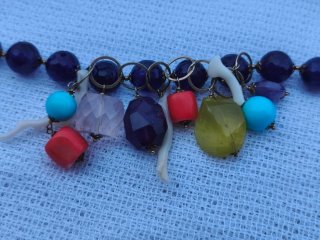 Bracciale pietre dure colorate e coralli bianchi