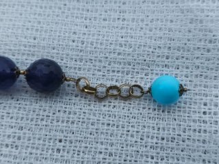 Bracciale pietre dure colorate e coralli bianchi